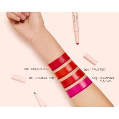 Matita Labbra Contouring & Rossetto Brillante n. 012- CHerry Red. LIPSTICK: 0,8 g - .028 oz LIP PENCIL: 0,2 g - .007 oz
